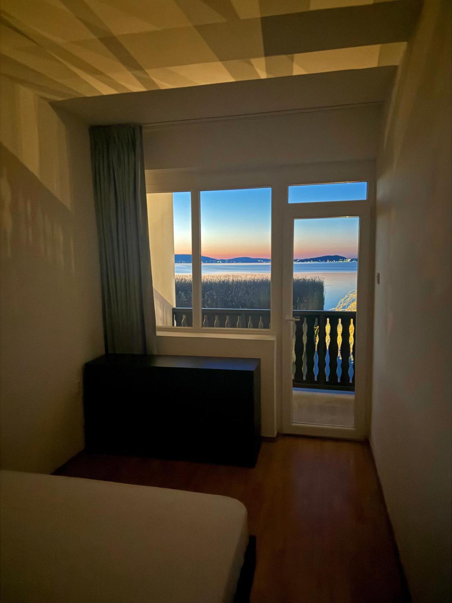 Balaton a kertben - Közvetlen vízparti apartmanok, csodálatos panorámával Balatonfenyves Exterior foto